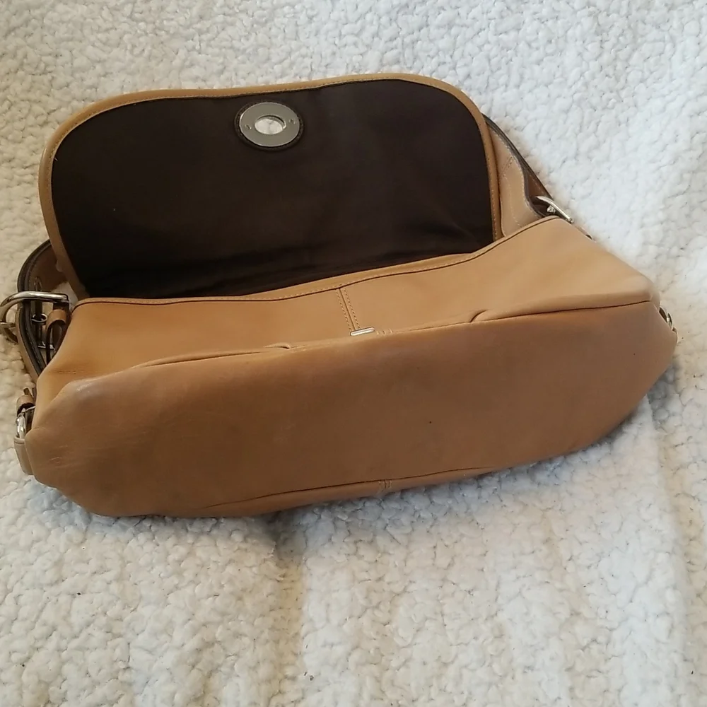 Vintage Coach Legacy Duffle/Shoulder Bag in Light Tan Leather – Style #F15170